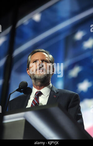 CLEVELAND, OH - 21 LUGLIO: Il candidato presidenziale repubblicano Donald Trump e il candidato alla vicepresidenza repubblicano Mike Pence stanno con le loro famiglie alla fine della Convention nazionale repubblicana il 21 luglio 2016 alla Quicken Loans Arena di Cleveland, Ohio. Il candidato presidenziale repubblicano Donald Trump ha ricevuto il numero di voti necessari per assicurarsi la nomina del partito. Si stima che a Cleveland ci siano 50.000 persone, tra cui centinaia di manifestanti e membri dei media. La Convention nazionale repubblicana di quattro giorni è iniziata il 18 luglio persone: Ospite Foto Stock