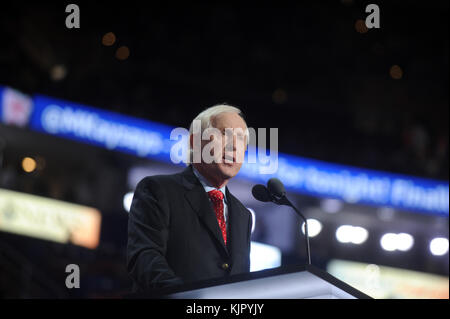 CLEVELAND, OH - 21 LUGLIO: Il candidato presidenziale repubblicano Donald Trump e il candidato alla vicepresidenza repubblicano Mike Pence stanno con le loro famiglie alla fine della Convention nazionale repubblicana il 21 luglio 2016 alla Quicken Loans Arena di Cleveland, Ohio. Il candidato presidenziale repubblicano Donald Trump ha ricevuto il numero di voti necessari per assicurarsi la nomina del partito. Si stima che a Cleveland ci siano 50.000 persone, tra cui centinaia di manifestanti e membri dei media. La Convention nazionale repubblicana di quattro giorni è iniziata il 18 luglio persone: Ospite Foto Stock