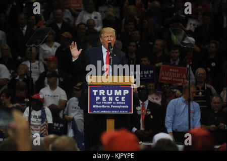 WILKES-BARRE, PA - 10 OTTOBRE: Il candidato presidenziale repubblicano Donald Trump tiene una manifestazione elettorale il 10 ottobre 2016 a Wilkes-barre, Pennsylvania. Trump continua la sua campagna a seguito di un dibattito in stile municipale contro la candidata democratica Hillary Clinton alla Washington University di St. Louis ieri sera. Persone: Donald Trump Foto Stock