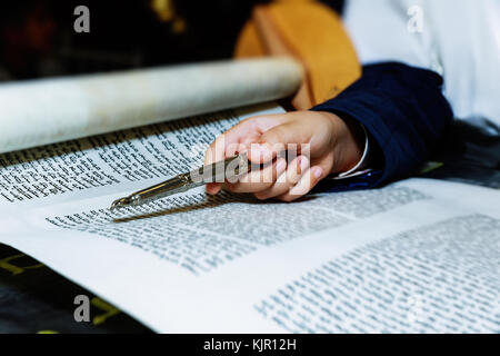 Bar mitzvà celebrazioni cerimoniali di lettura dalla religiosa ebraica libro chiamato torah. Foto Stock