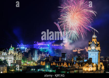 Edimburgo, Scozia - Agosto 15, 2017 - scenic estate fuochi d'artificio di Edimburgo durante il Royal Military Tattoo e Fringe Festival. Foto Stock