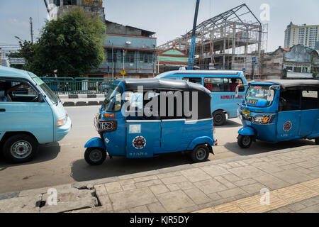 Jakarta, Indonesia - Novembre 2017: tuk tuk, risciò motorizzati, nel centro di Jakarta. rickshaw è una forma comune di trasporti pubblici nel sud est asiatico Foto Stock