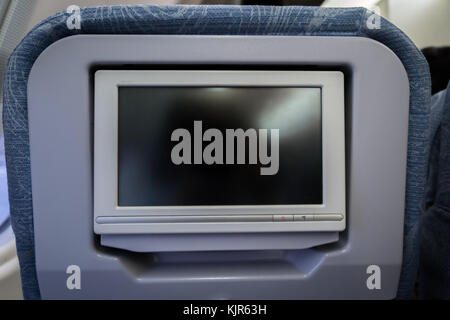 In-flight entertainment system schermo del posto in classe economy su aereo Foto Stock