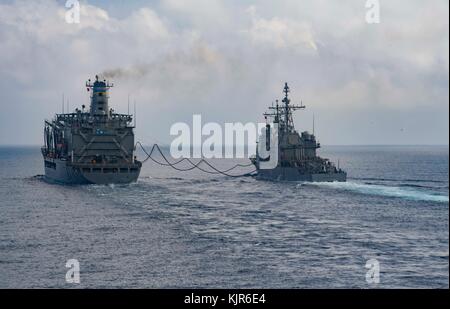 171118-N-IA905-1016 OCEANO PACIFICO (nov. 18, 2017) Il Ticonderoga-class guidato-missili cruiser USS Bunker Hill (CG 52) riceve il combustibile dal USNS PEC Foto Stock