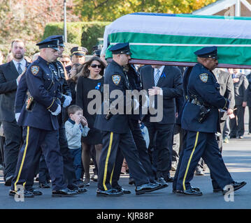 NEW YORK, NY - NOVEMBRE 10: Il Sindaco de Blasio, partecipa alle funerali. NYPD, Sgt. Paul Tuozolo è portato fuori dalla Chiesa Cattolica Romana di Santa Rosa di Lima a Massapequa questo funerale, decine di migliaia di ufficiali della NYPD e di polizia da tutto il paese aveva fatto la fila verso Merrick Rd. A Massapequa, NY per i funerali di NYPD Sgt. Paul Tuozzzolo, ucciso la scorsa settimana nel turno di lavoro. Persone: SGT. Paolo Tuozzzolo Foto Stock