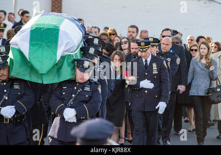 NEW YORK, NY - NOVEMBRE 10: Il Sindaco de Blasio, partecipa alle funerali. NYPD, Sgt. Paul Tuozolo è portato fuori dalla Chiesa Cattolica Romana di Santa Rosa di Lima a Massapequa questo funerale, decine di migliaia di ufficiali della NYPD e di polizia da tutto il paese aveva fatto la fila verso Merrick Rd. A Massapequa, NY per i funerali di NYPD Sgt. Paul Tuozzzolo, ucciso la scorsa settimana nel turno di lavoro. Persone: SGT. Paolo Tuozzzolo Foto Stock