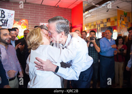 MIAMI, FL - DICEMBRE 28: Candidato presidenziale repubblicano ed ex governatore della Florida Jeb Bush tiene un incontro e saluto al ristorante Chico's il 28 Dicembre 2015 a Hialeah, Florida. Persone: Rappresentante degli Stati Uniti - Ileana Ros-Lehtinen, Jeb Bush Foto Stock