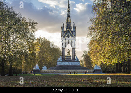 L'Albert Memorial, un punto di riferimento dedicato al Principe Albert da Queen Victoria si trova a Londra. Foto Stock