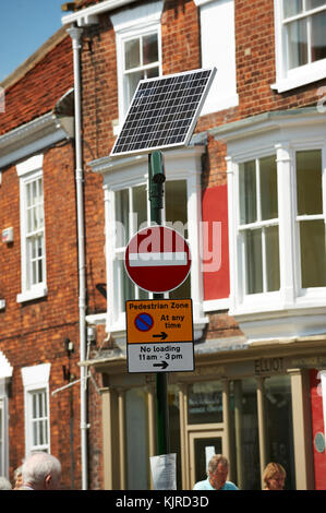 Nessun segno di entrata nella zona pedonale sulla strada dello shopping di Beverley, East Yorkshire, Regno Unito Foto Stock