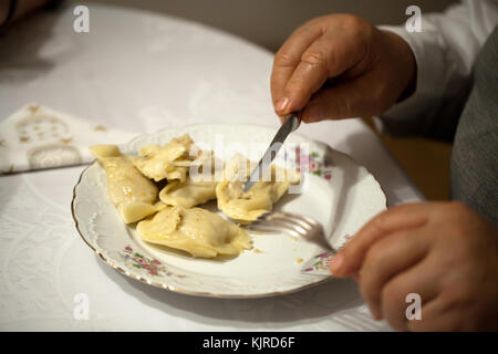 Gnocchi di formaggio ripieno e patate pancetta adornata Foto Stock