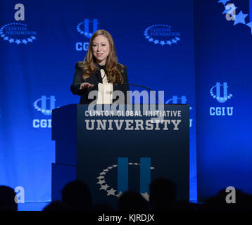 CORAL GABLES, FL - MARZO 07: Hillary Rodham Clinton, ex Segretario di Stato degli Stati Uniti e Senatore degli Stati Uniti da New York e sua figlia Chelsea Clinton, Vice Presidente, Clinton Foundation abbracciano mentre partecipano al Meeting 2015 della Clinton Global Initiative University presso l'Università di Miami il 7 marzo 2015 a Coral Gables, Florida. Il meeting della Clinton Global Initiative University del 2015 incoraggia gli studenti ad agire su alcune delle principali preoccupazioni della generazione millenaria, come il futuro dell'energia, la potenza dei big data per affrontare le sfide globali e il consolidamento della pace in Medio Oriente e in assenza Foto Stock