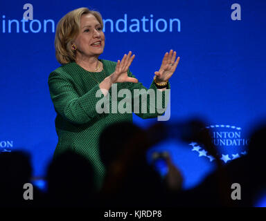 CORAL GABLES, FL - MARZO 07: Hillary Rodham Clinton, ex Segretario di Stato degli Stati Uniti e Senatore degli Stati Uniti da New York e sua figlia Chelsea Clinton, Vice Presidente, Clinton Foundation abbracciano mentre partecipano al Meeting 2015 della Clinton Global Initiative University presso l'Università di Miami il 7 marzo 2015 a Coral Gables, Florida. Il meeting della Clinton Global Initiative University del 2015 incoraggia gli studenti ad agire su alcune delle principali preoccupazioni della generazione millenaria, come il futuro dell'energia, la potenza dei big data per affrontare le sfide globali e il consolidamento della pace in Medio Oriente e in assenza Foto Stock