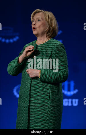 CORAL GABLES, FL - MARZO 07: Hillary Rodham Clinton, ex Segretario di Stato degli Stati Uniti e Senatore degli Stati Uniti da New York e sua figlia Chelsea Clinton, Vice Presidente, Clinton Foundation abbracciano mentre partecipano al Meeting 2015 della Clinton Global Initiative University presso l'Università di Miami il 7 marzo 2015 a Coral Gables, Florida. Il meeting della Clinton Global Initiative University del 2015 incoraggia gli studenti ad agire su alcune delle principali preoccupazioni della generazione millenaria, come il futuro dell'energia, la potenza dei big data per affrontare le sfide globali e il consolidamento della pace in Medio Oriente e in assenza Foto Stock