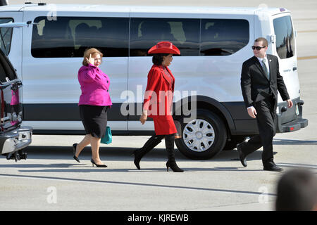 MIAMI, FL - FEBBRAIO 25: Il Governatore della Florida Rick Scott saluta il Presidente degli Stati Uniti Barack Obama su Air Force One con un cappello di Florida Marlins all'Aeroporto Internazionale di Miami il 25 Febbraio 2015 a Miami, Florida persone: Linda Sanchez, Frederica Wilson Foto Stock