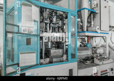 Apparecchiatura per la fabbricazione di preforme per bottiglie di plastica. produzione di pet. Foto Stock
