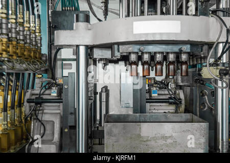 Apparecchiatura per la fabbricazione di preforme per bottiglie di plastica. produzione di pet. Foto Stock