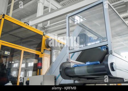 Apparecchiatura per la fabbricazione di preforme per bottiglie di plastica. produzione di pet. sul trasportatore il pallone preforme per bottiglie di plastica Foto Stock