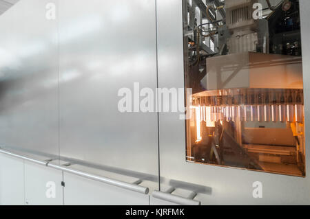 Apparecchiatura per la fabbricazione di preforme per bottiglie di plastica. produzione di pet. Foto Stock