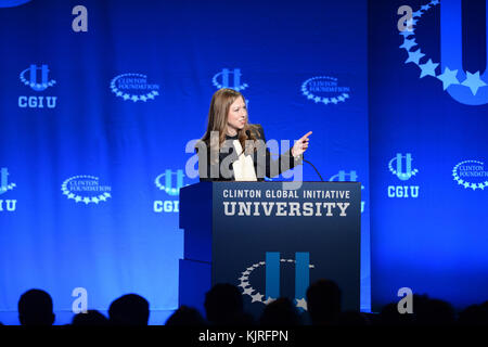 CORAL GABLES, FL - MARZO 07: Hillary Rodham Clinton, ex Segretario di Stato degli Stati Uniti e Senatore degli Stati Uniti da New York e sua figlia Chelsea Clinton, Vice Presidente, Clinton Foundation abbracciano mentre partecipano al Meeting 2015 della Clinton Global Initiative University presso l'Università di Miami il 7 marzo 2015 a Coral Gables, Florida. Il meeting della Clinton Global Initiative University del 2015 incoraggia gli studenti ad agire su alcune delle principali preoccupazioni della generazione millenaria, come il futuro dell'energia, la potenza dei big data per affrontare le sfide globali e il consolidamento della pace in Medio Oriente e in assenza Foto Stock