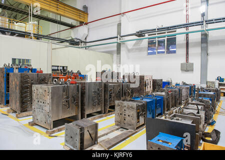 Le attrezzature di magazzino con una pressa di moduli per la produzione di faro di autoveicolo . Premere i modelli di stampo Foto Stock