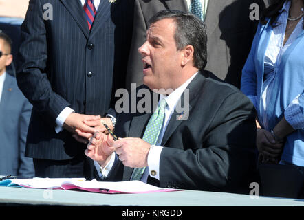 NEW BRUNSWICK, NJ - APRILE 29: New Jersey Gov. Chris Christie firma due legge per migliorare gli sforzi per combattere l'abuso di farmaci da prescrizione e oppioidi il 29 aprile 2015 a New Brunswick N.J persone: New Jersey Gov. Chris Christie Foto Stock