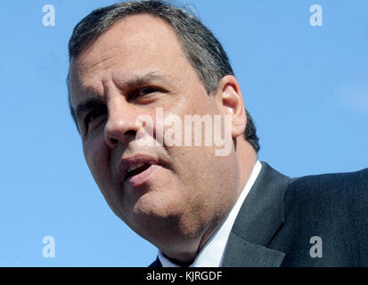 NEW BRUNSWICK, NJ - APRILE 29: New Jersey Gov. Chris Christie firma due legge per migliorare gli sforzi per combattere l'abuso di farmaci da prescrizione e oppioidi il 29 aprile 2015 a New Brunswick N.J persone: New Jersey Gov. Chris Christie Foto Stock