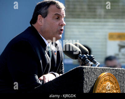 NEW BRUNSWICK, NJ - APRILE 29: New Jersey Gov. Chris Christie firma due legge per migliorare gli sforzi per combattere l'abuso di farmaci da prescrizione e oppioidi il 29 aprile 2015 a New Brunswick N.J persone: New Jersey Gov. Chris Christie Foto Stock