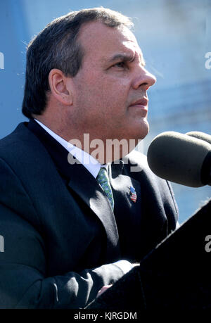 NEW BRUNSWICK, NJ - APRILE 29: New Jersey Gov. Chris Christie firma due legge per migliorare gli sforzi per combattere l'abuso di farmaci da prescrizione e oppioidi il 29 aprile 2015 a New Brunswick N.J persone: New Jersey Gov. Chris Christie Foto Stock