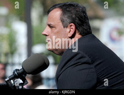 NEW BRUNSWICK, NJ - APRILE 29: New Jersey Gov. Chris Christie firma due legge per migliorare gli sforzi per combattere l'abuso di farmaci da prescrizione e oppioidi il 29 aprile 2015 a New Brunswick N.J persone: New Jersey Gov. Chris Christie Foto Stock