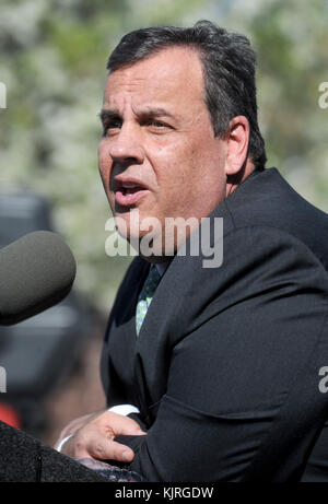 NEW BRUNSWICK, NJ - APRILE 29: New Jersey Gov. Chris Christie firma due legge per migliorare gli sforzi per combattere l'abuso di farmaci da prescrizione e oppioidi il 29 aprile 2015 a New Brunswick N.J persone: New Jersey Gov. Chris Christie Foto Stock