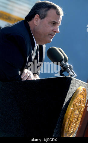 NEW BRUNSWICK, NJ - APRILE 29: New Jersey Gov. Chris Christie firma due legge per migliorare gli sforzi per combattere l'abuso di farmaci da prescrizione e oppioidi il 29 aprile 2015 a New Brunswick N.J persone: New Jersey Gov. Chris Christie Foto Stock