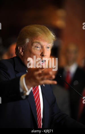 NEW YORK, NY - Settembre 03: GOP presidential front runner Donald Trump parla nel corso di una conferenza stampa a Manhattan dopo aver firmato un pegno di pastello o MAGIC MARKER giovedì per sostenere il candidato repubblicano nel 2016 elezione generale, escludere una terza parte indipendente o eseguire il 3 settembre 2015 a New York City. Trump ha dato l'annuncio a seguito di un incontro con il Comitato Nazionale Repubblicano presidente Reince Priebus. Trump ha sottolineato ripetutamente in conferenza stampa che egli è leader in tutti i sondaggi nazionali. Persone: Donald Trump Foto Stock