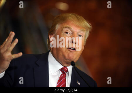 NEW YORK, NY - Settembre 03: GOP presidential front runner Donald Trump parla nel corso di una conferenza stampa a Manhattan dopo aver firmato un pegno di pastello o MAGIC MARKER giovedì per sostenere il candidato repubblicano nel 2016 elezione generale, escludere una terza parte indipendente o eseguire il 3 settembre 2015 a New York City. Trump ha dato l'annuncio a seguito di un incontro con il Comitato Nazionale Repubblicano presidente Reince Priebus. Trump ha sottolineato ripetutamente in conferenza stampa che egli è leader in tutti i sondaggi nazionali. Persone: Donald Trump Foto Stock