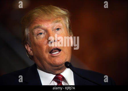 NEW YORK, NY - Settembre 03: GOP presidential front runner Donald Trump parla nel corso di una conferenza stampa a Manhattan dopo aver firmato un pegno di pastello o MAGIC MARKER giovedì per sostenere il candidato repubblicano nel 2016 elezione generale, escludere una terza parte indipendente o eseguire il 3 settembre 2015 a New York City. Trump ha dato l'annuncio a seguito di un incontro con il Comitato Nazionale Repubblicano presidente Reince Priebus. Trump ha sottolineato ripetutamente in conferenza stampa che egli è leader in tutti i sondaggi nazionali. Persone: Donald Trump Foto Stock