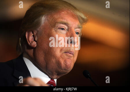 NEW YORK, NY - Settembre 03: GOP presidential front runner Donald Trump parla nel corso di una conferenza stampa a Manhattan dopo aver firmato un pegno di pastello o MAGIC MARKER giovedì per sostenere il candidato repubblicano nel 2016 elezione generale, escludere una terza parte indipendente o eseguire il 3 settembre 2015 a New York City. Trump ha dato l'annuncio a seguito di un incontro con il Comitato Nazionale Repubblicano presidente Reince Priebus. Trump ha sottolineato ripetutamente in conferenza stampa che egli è leader in tutti i sondaggi nazionali. Persone: Donald Trump Foto Stock