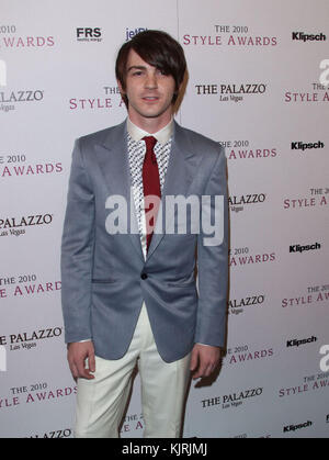 LOS ANGELES, CA - DICEMBRE 12: Drake Bell arriva al 2010 Hollywood Style Awards al Hammer Museum il 12 dicembre 2010 a Westwood, California People: Drake Bell Foto Stock