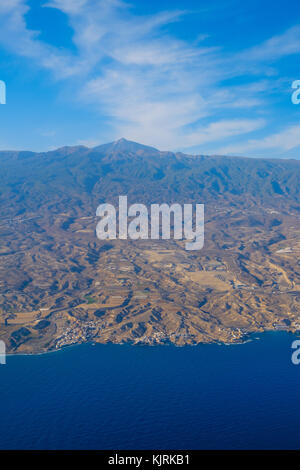 Antenna del paesaggio - costa dell'oceano e montagna - Tenerife, Isole canarie Foto Stock