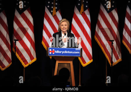 New york, ny - Luglio 13: democratiche elezioni presidenziali degli Stati Uniti fiduciosi ed ex segretario di Stato degli Stati Uniti, Hillary Clinton offre un discorso concernente l'america economia presso la new school di Lower Manhattan, New York lunedì, luglio 13th, 2015. persone: Hillary Clinton Foto Stock