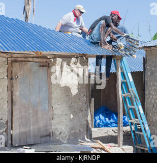 Uomini al lavoro sul villaggio di bonbon case ad Haiti dopo l uragano matthew distrutta in ottobre 2016. Foto Stock