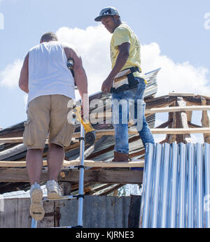 Uomini al lavoro sul villaggio di bonbon case ad Haiti dopo l uragano matthew distrutta in ottobre 2016. Foto Stock