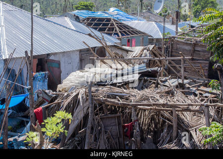 Uomini al lavoro sul villaggio di bonbon case ad Haiti dopo l uragano matthew distrutta in ottobre 2016. Foto Stock