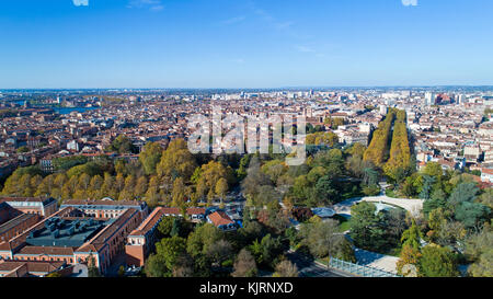 Vista aerea del centro di Tolosa dalla grande rotonda park Foto Stock