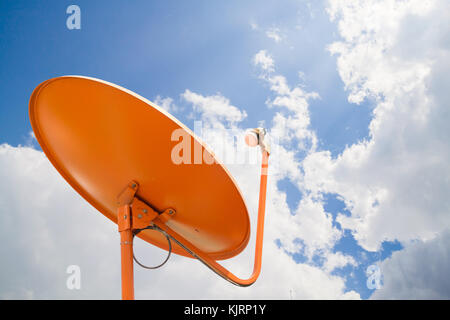 Antenna satellitare e TV nuova tecnologia con cielo blu sfondo Foto Stock