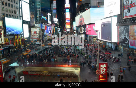 New york, Stati Uniti d'America - 11 ottobre 2016: turisti e locali si mescolano sul new york times square di notte. è un importante destinazione turistica. Foto Stock