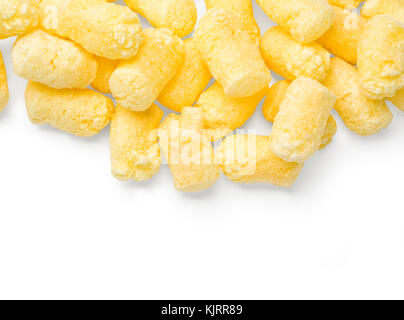 Croccante di corn snack su sfondo bianco con tracciato di ritaglio Foto Stock
