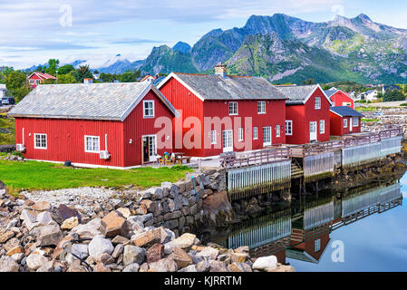 Rorbuer Kabelvag nel villaggio. Kabelvag è una frazione del comune di Vagan della contea del Nordland, Norvegia. Foto Stock