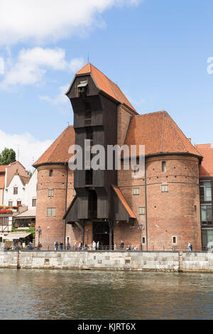 Danzica, Polonia - 7 Luglio 2016: Danzica città vecchia in Polonia con il più antico porto medievale gru (Zuraw) in Europa e una passeggiata lungo la riva del fiume di M Foto Stock