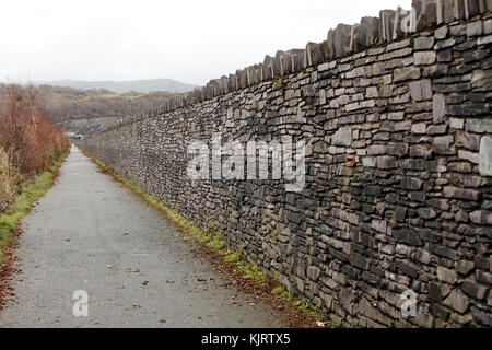 La COB, Porthmadog, causeway costruito nel 1810 per recuperare una grande proporzione di Traeth Mawr dal mare per uso agricolo Foto Stock