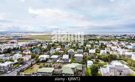 Viaggio in Islanda - Vista aerea della città di Reykjavik dalla chiesa hallgrimskirkja in autunno Foto Stock