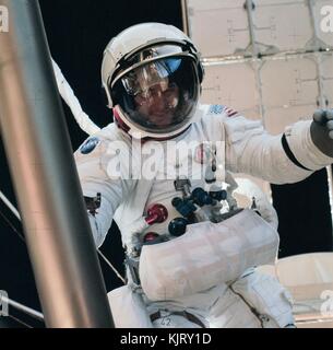 La Nasa skylab 3 missione il primo equipaggio astronauta alan bean funziona su skylab stazione spaziale Apollo telescope mount durante un'attività extravehicular spacewalk agosto 6, 1973 in orbita intorno alla terra. (Foto di OWEN k. garriott via planetpix) Foto Stock